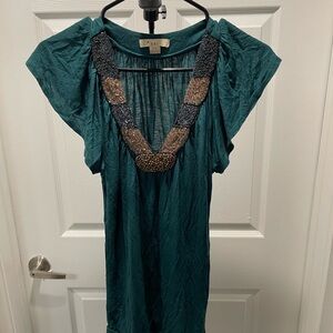 🛑 Teal Short-Sleeved Top with a V-Neck and Beaded Embellishment